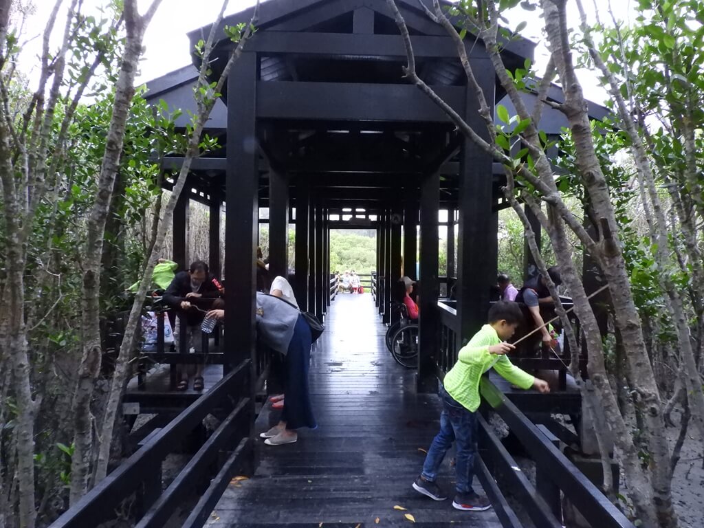 新豐紅樹林生態保護區的圖片：木棧道上的木造涼亭