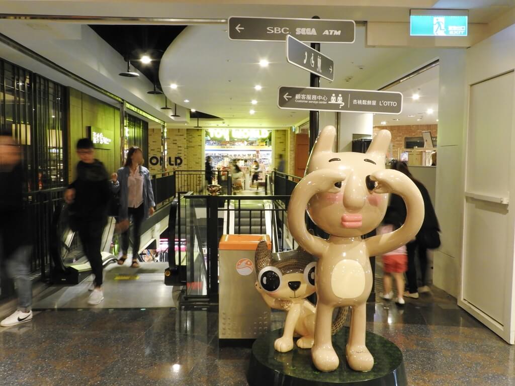 大江購物中心 MetroWalk的圖片：電梯旁的可愛卡通人偶