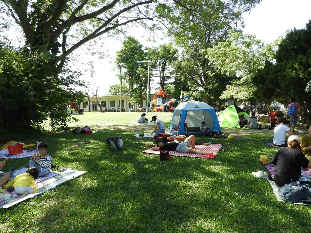 板橋435藝文特區的圖片：許多遊客休憩的草皮