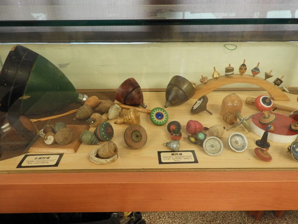 臺灣玩具博物館的圖片：木頭陀螺及鐵陀螺