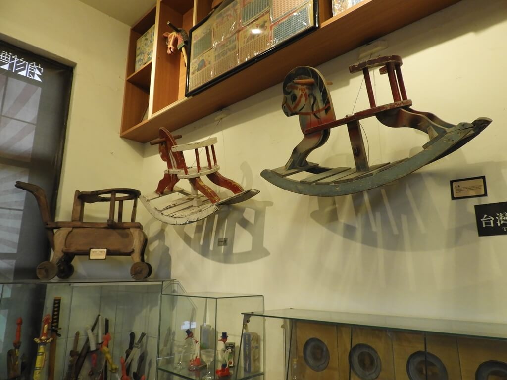 臺灣玩具博物館的圖片：牆上的木造搖搖馬