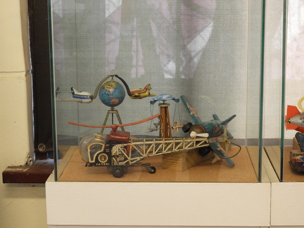 臺灣玩具博物館的圖片：非常早年的直升機與飛機玩具模型