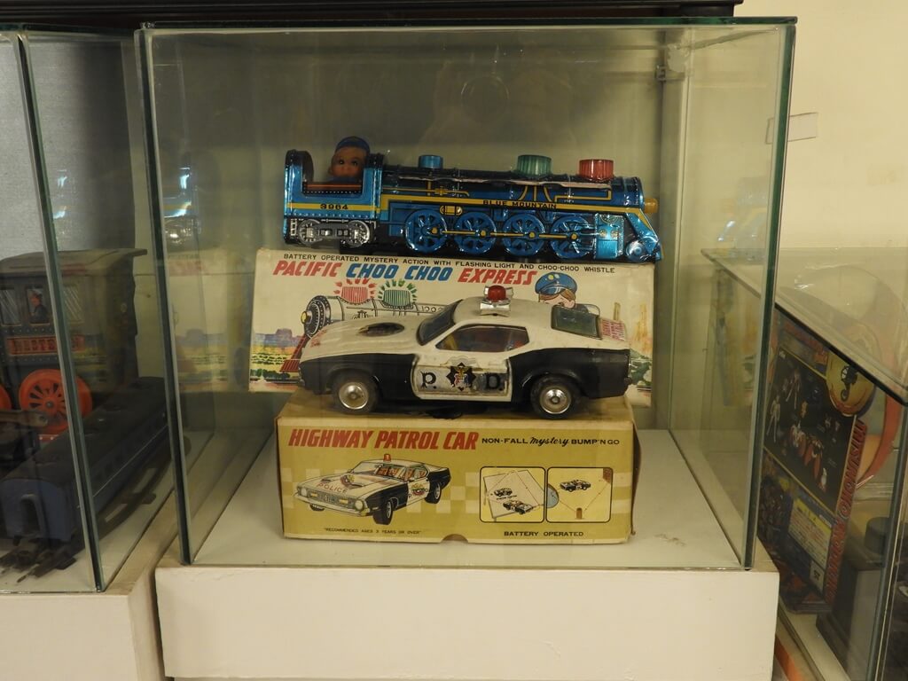 臺灣玩具博物館的圖片：火車頭及美式高速公路警察車玩具