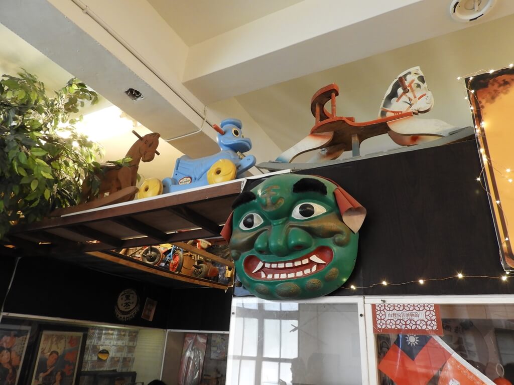 臺灣玩具博物館的圖片：搖搖馬及舞獅面具