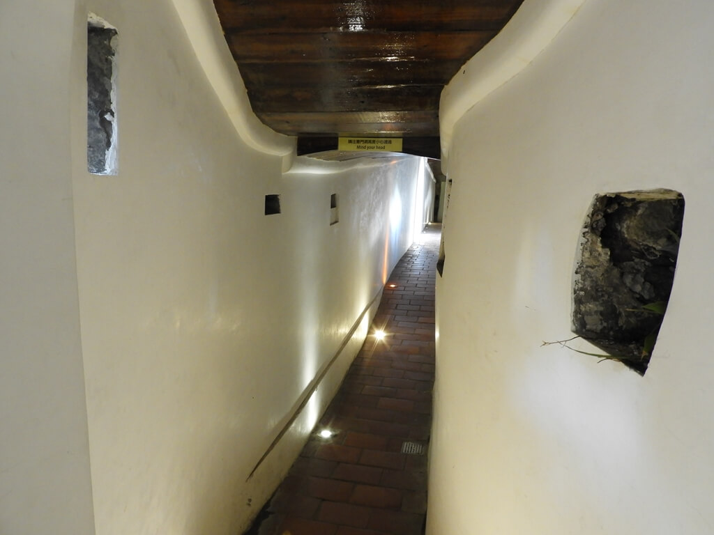 林本源園邸（板橋林家花園）的圖片：走在狹小的牆內密道
