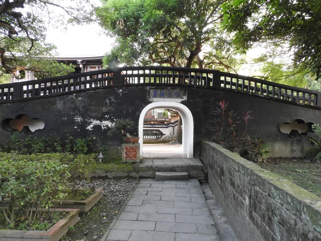 林本源園邸（板橋林家花園）的圖片：白色拱門上有走道，兩側有通道