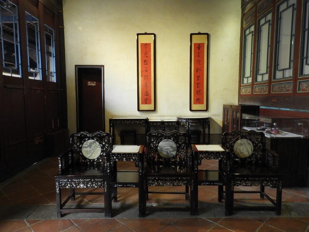 林本源園邸（板橋林家花園）的圖片：定靜堂內側邊三座位及書法
