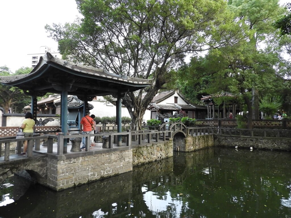 林本源園邸（板橋林家花園）的圖片：榕蔭大池上的小拱橋與亭子