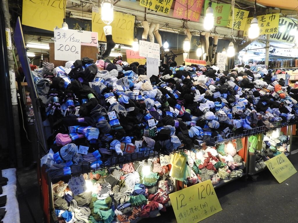 板橋湳雅觀光夜市（南雅夜市）的圖片：超多襪子堆得像山
