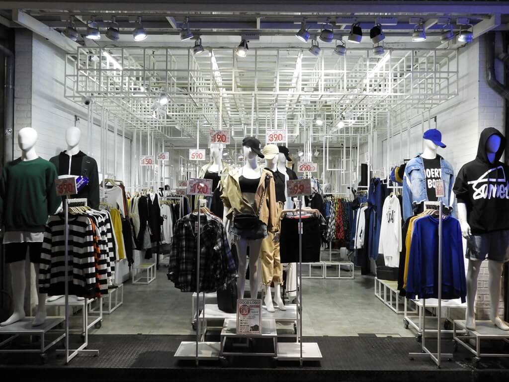 板橋湳雅觀光夜市（南雅夜市）的圖片：流行服飾店