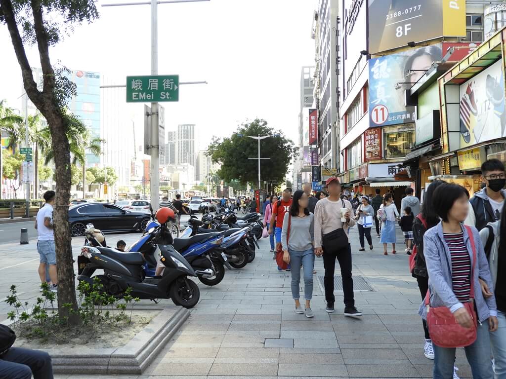 西門町的圖片：中華路一段逛街人潮，前方右轉峨嵋街