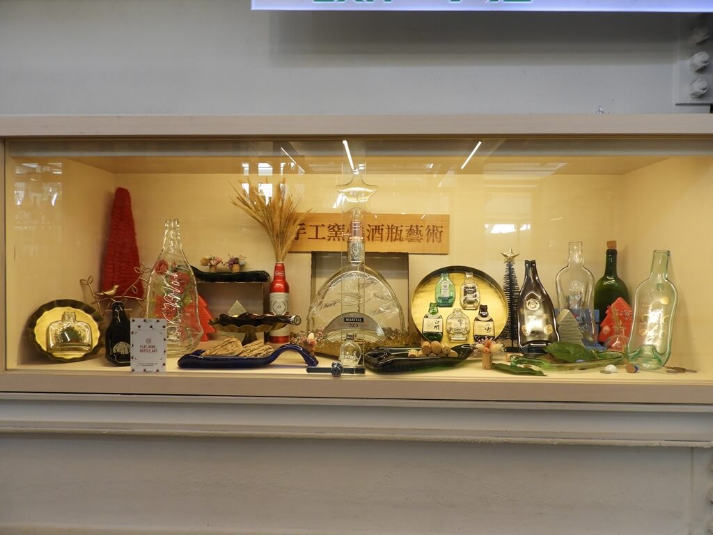 西門紅樓的圖片：手工窯燒酒瓶藝術展覽櫥窗