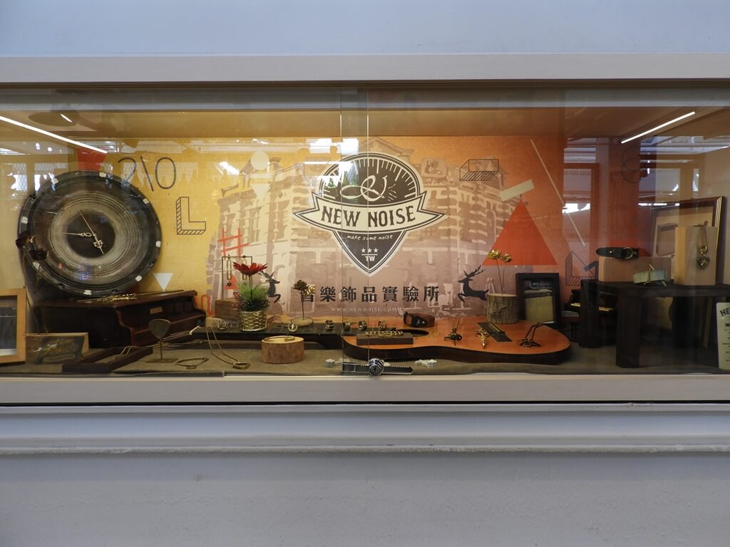 西門紅樓的圖片：音樂飾品實驗所展覽櫥窗