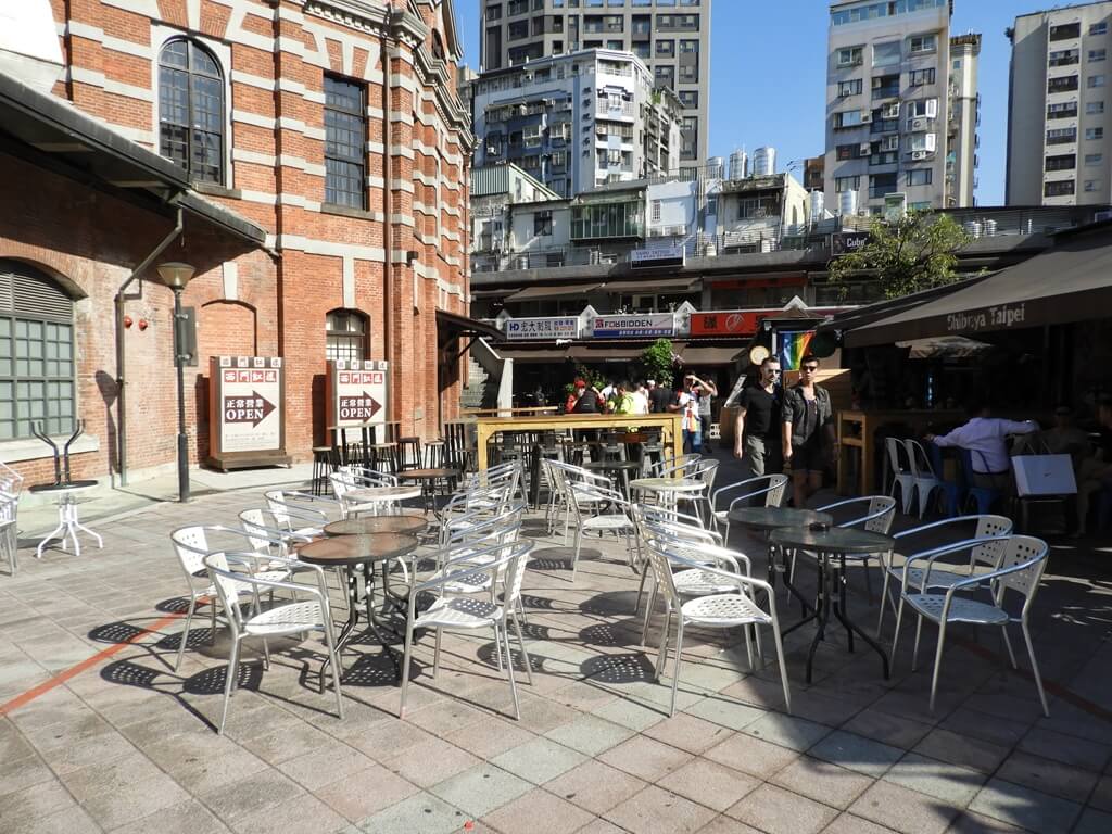 西門紅樓的圖片：紅樓外餐廳的露天用餐區及鋁製休閒椅