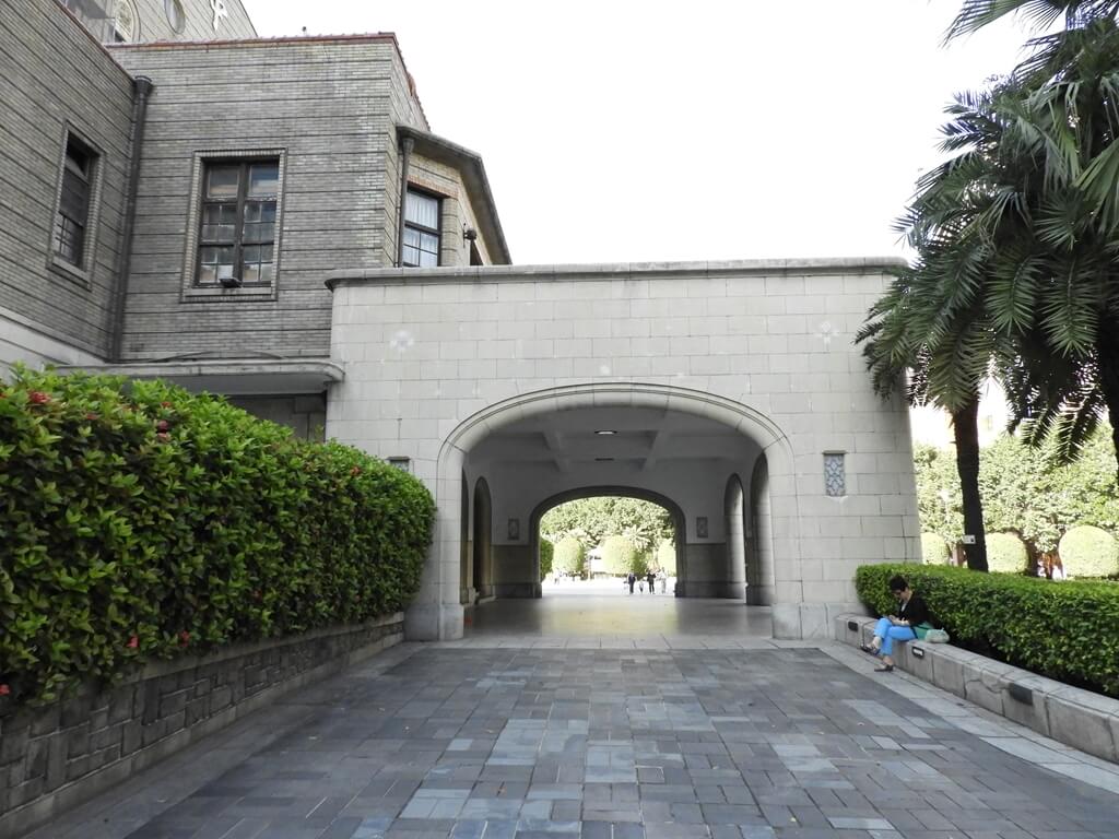 臺北市中山堂（台北公會堂）的圖片：中山堂正門側邊入口