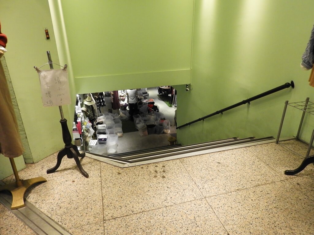 五分埔商圈的圖片：地下室的服飾批發店