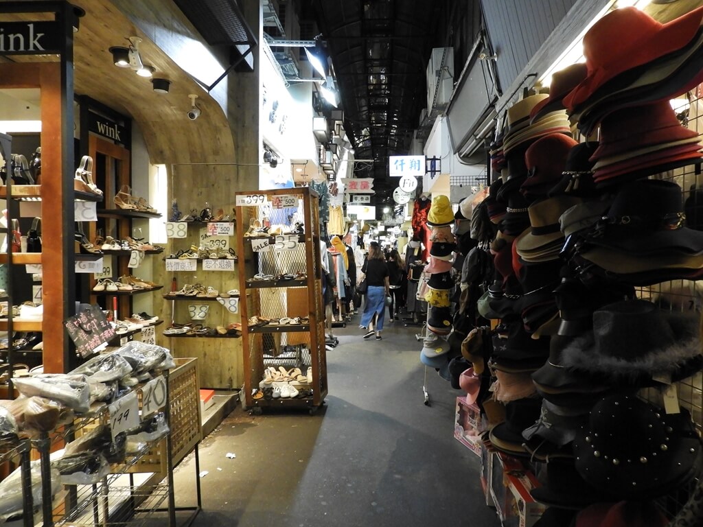 五分埔商圈的圖片：狹小的街道內擠滿了代批發的服飾、帽子