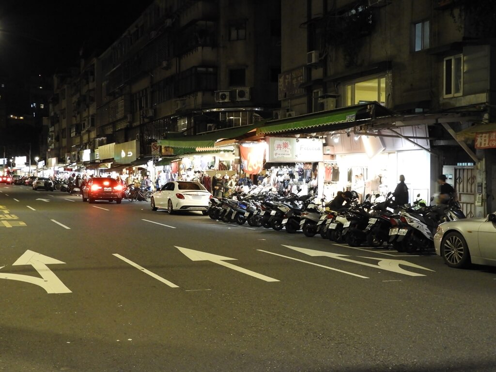 五分埔商圈的圖片：五分埔外圍松隆路的晚上街景