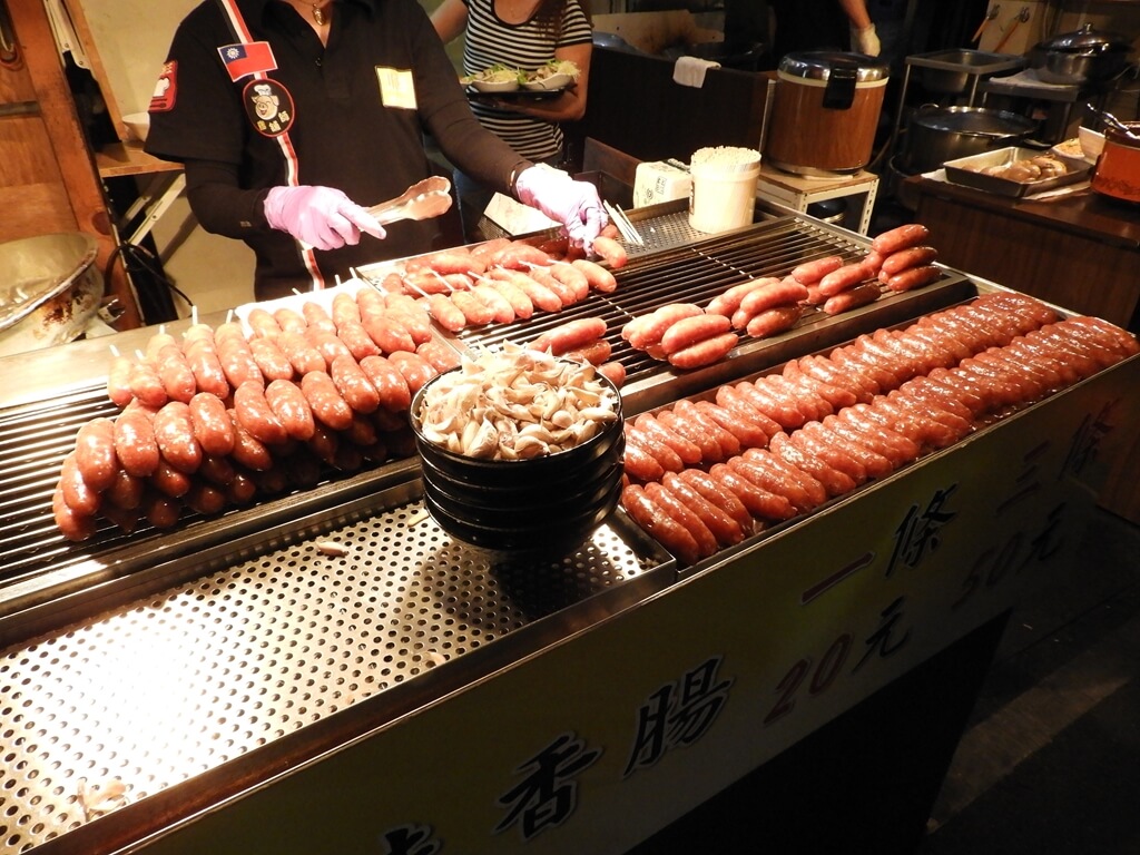 饒河街觀光夜市的圖片：烤香腸攤位