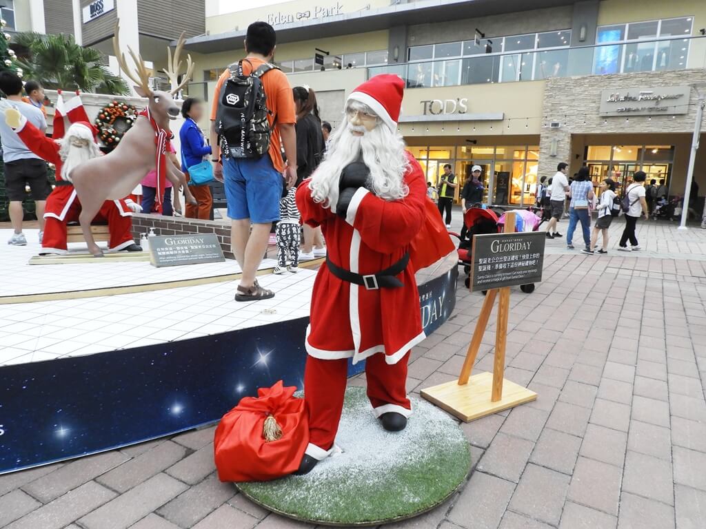 華泰名品城的圖片：2018聖誕節造景之扛著禮物的聖誕老公公