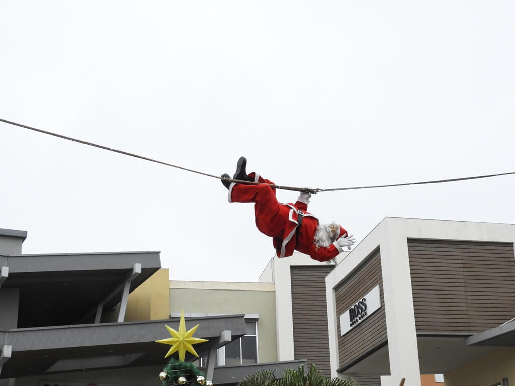 華泰名品城的圖片：2018聖誕節造景之爬鋼索的聖誕老公公