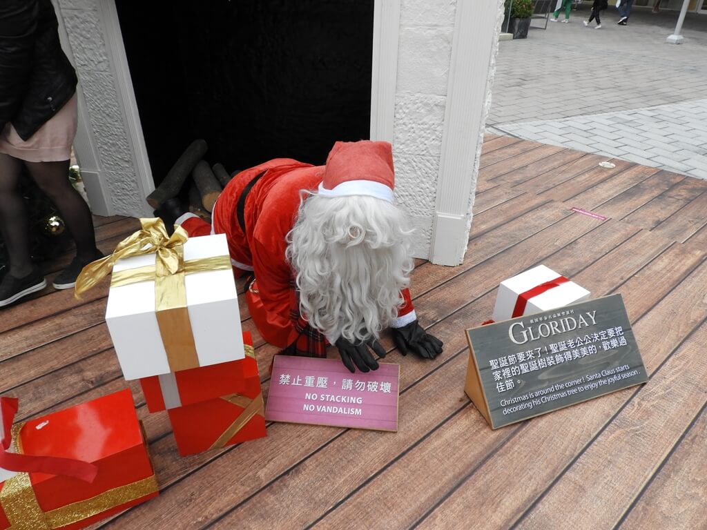華泰名品城的圖片：2018聖誕節造景之遍地找禮物的聖誕老公公