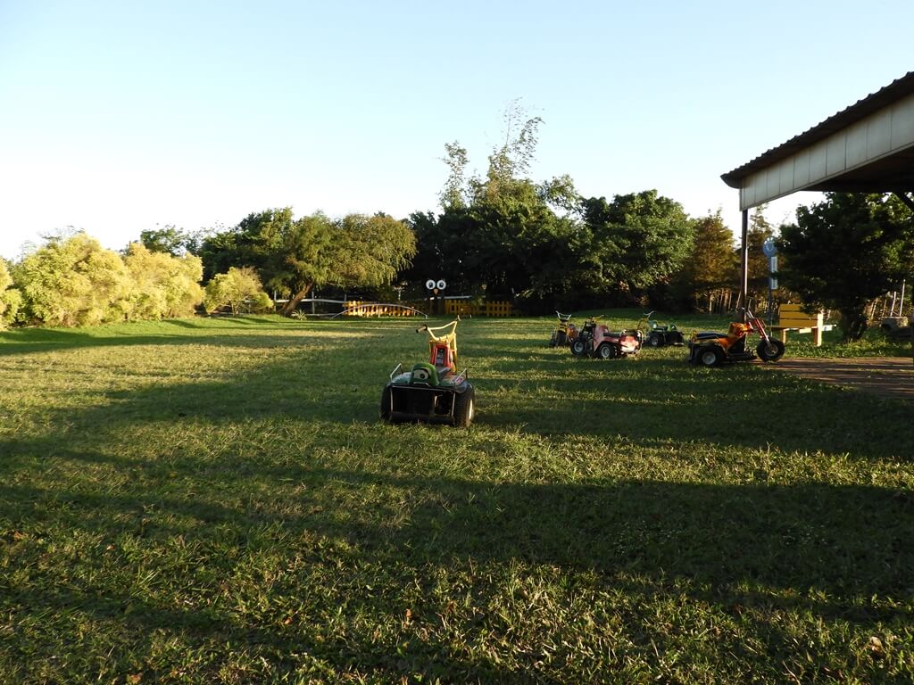 林家古厝休閒農場的圖片：綠草皮上的電動車
