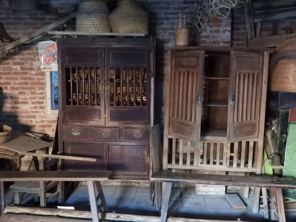 林家古厝休閒農場的圖片：兩組木製碗櫥及長凳