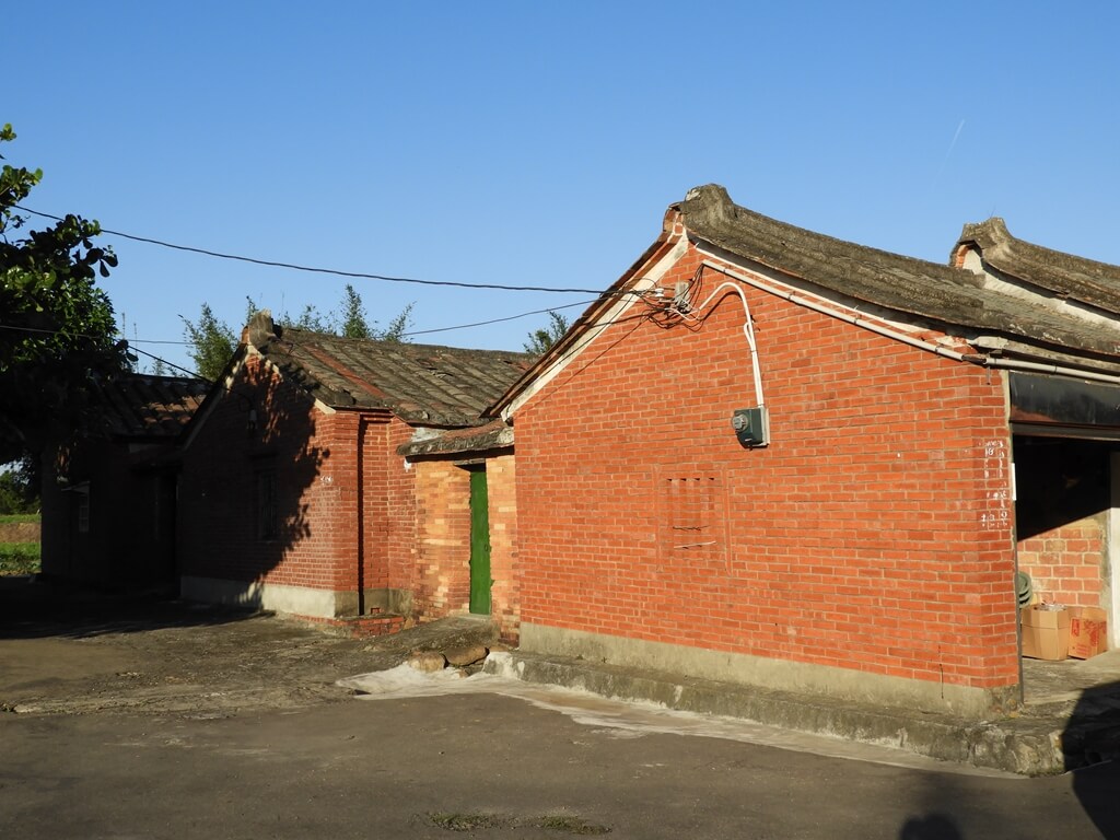 林家古厝休閒農場的圖片：紅磚堆砌的牆面及瓦片的屋頂