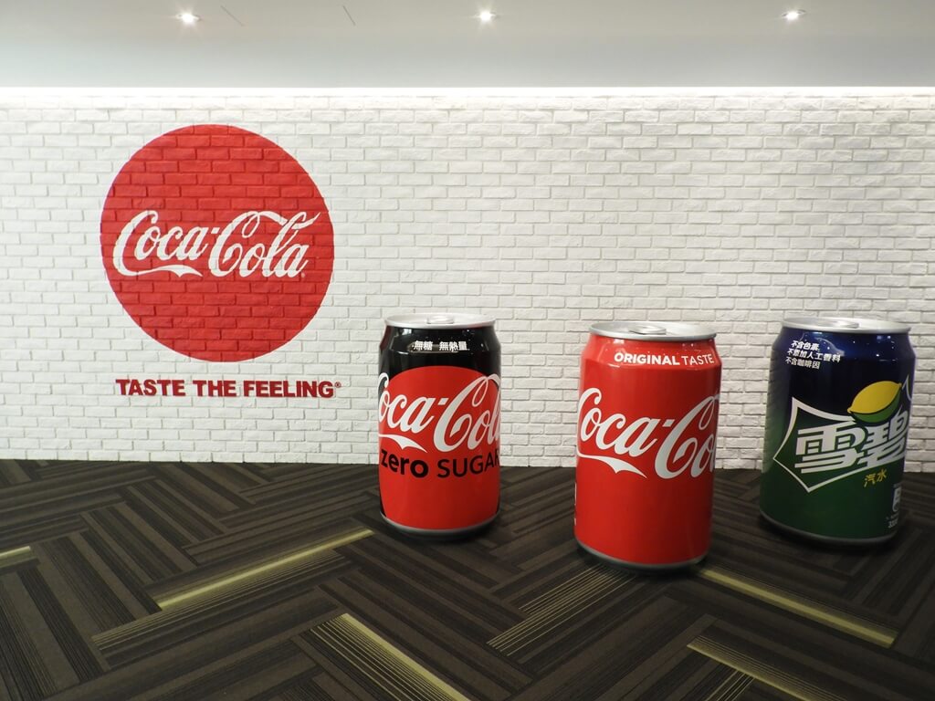 可口可樂世界（桃園可口可樂觀光工廠）的圖片：六樓電梯口就能看到超大可樂罐與雪碧罐