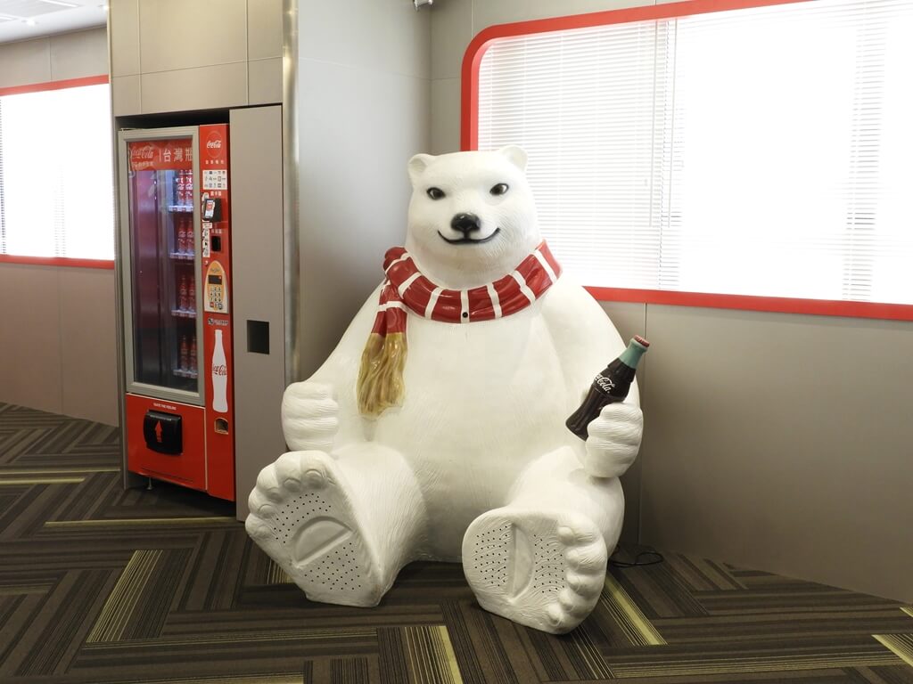 可口可樂世界（桃園可口可樂觀光工廠）的圖片：拿著可口可樂戴著圍巾的北極熊及販賣機