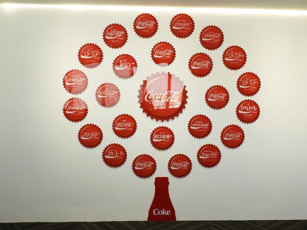 可口可樂世界（桃園可口可樂觀光工廠）的圖片：牆壁上的可樂瓶蓋造型藝術