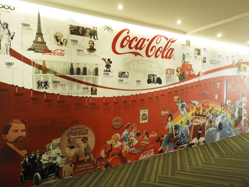 可口可樂世界（桃園可口可樂觀光工廠）的圖片：紀念品販售部外牆上的可口可樂發展年代表