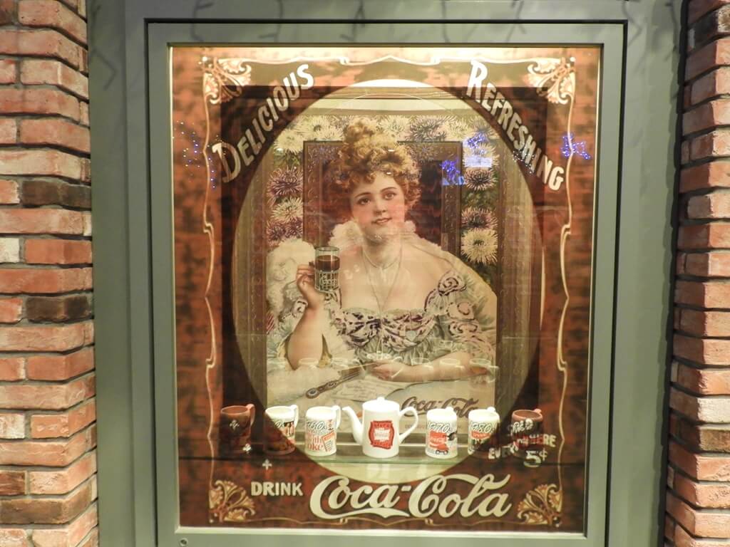 可口可樂世界（桃園可口可樂觀光工廠）的圖片：當年知名的歌舞劇女演員也拿著一杯可口可樂