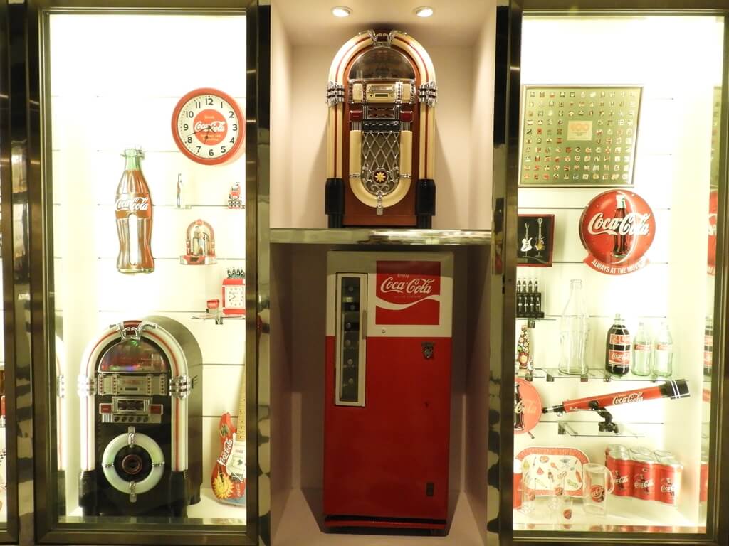 可口可樂世界（桃園可口可樂觀光工廠）的圖片：各式各樣的古老可樂販賣機、望遠鏡