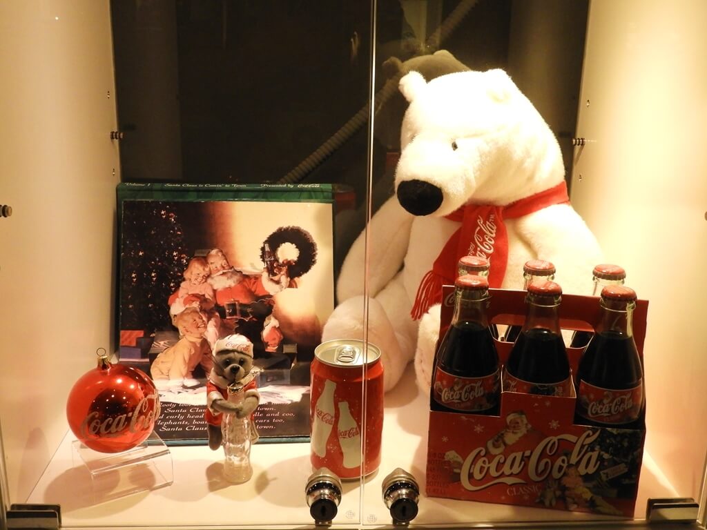 可口可樂世界（桃園可口可樂觀光工廠）的圖片：聖誕老人卡片、北極熊及一手玻璃罐可口可樂