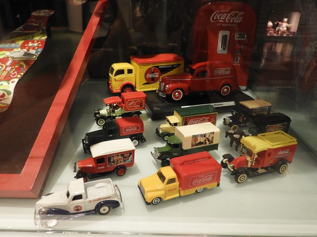 可口可樂世界（桃園可口可樂觀光工廠）的圖片：各式各樣可口可樂經典古董車模型