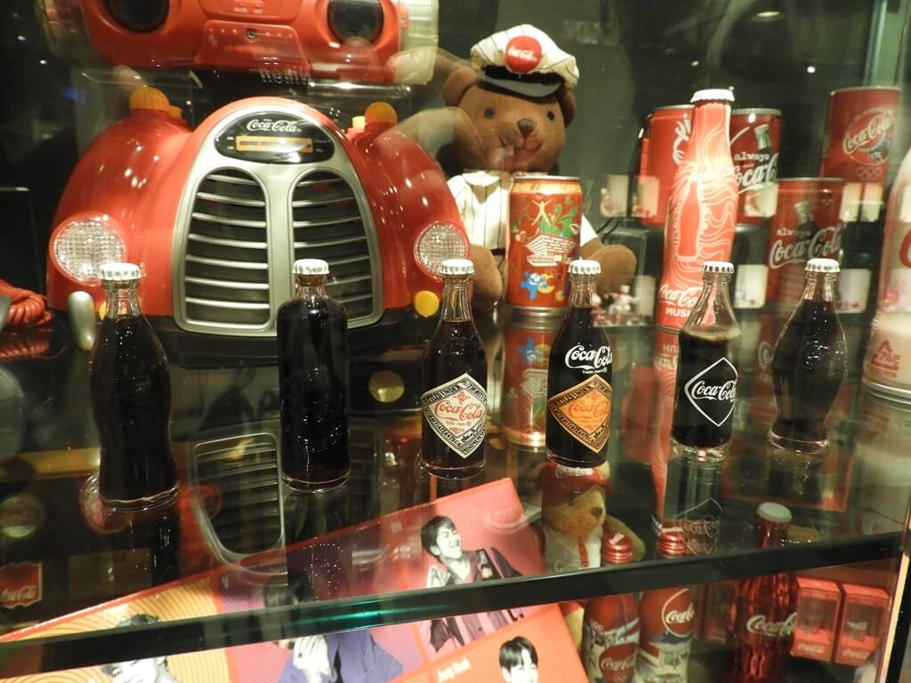 可口可樂世界（桃園可口可樂觀光工廠）的圖片：精巧小型收藏可口可樂瓶