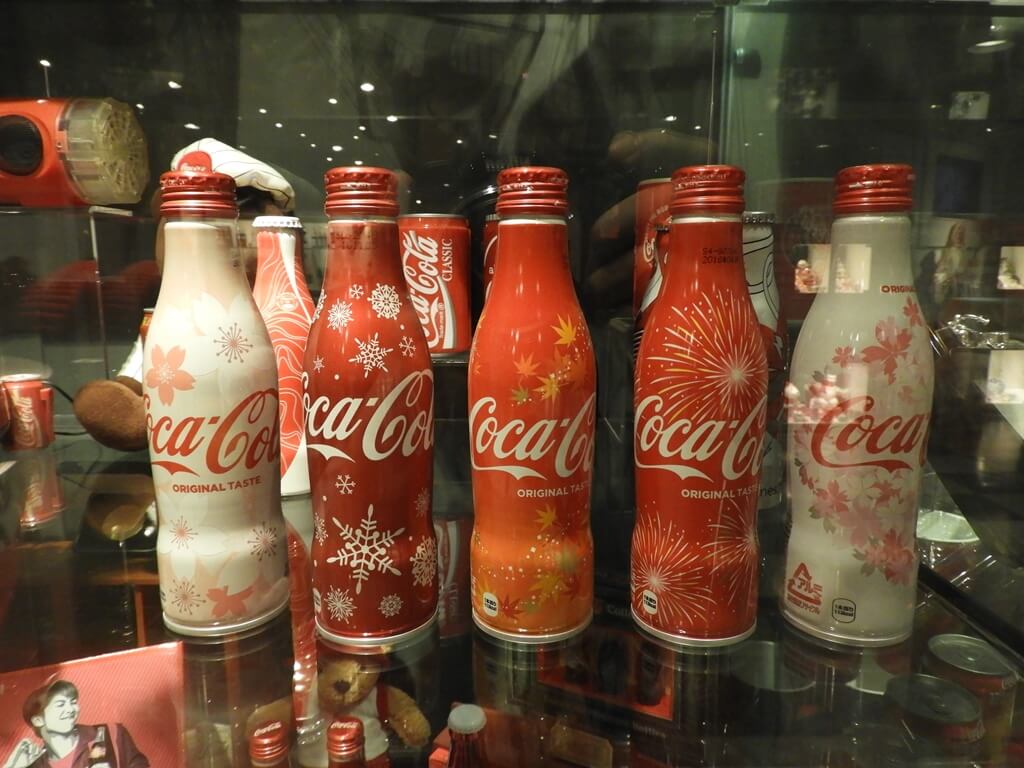 可口可樂世界（桃園可口可樂觀光工廠）的圖片：不同風格的可口可樂曲線瓶