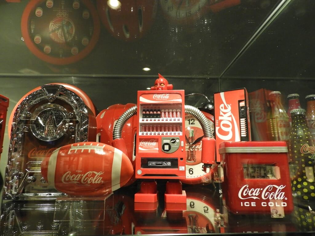 可口可樂世界（桃園可口可樂觀光工廠）的圖片：可口可樂美式足球、販賣機模型