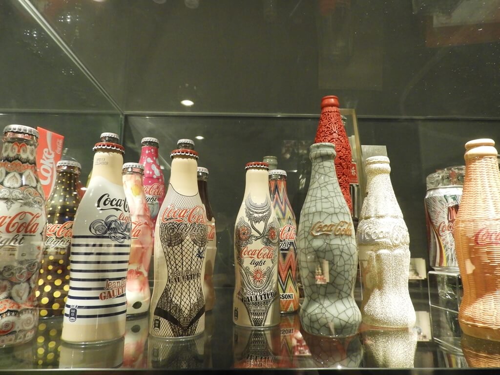 可口可樂世界（桃園可口可樂觀光工廠）的圖片：藝術風格曲線瓶