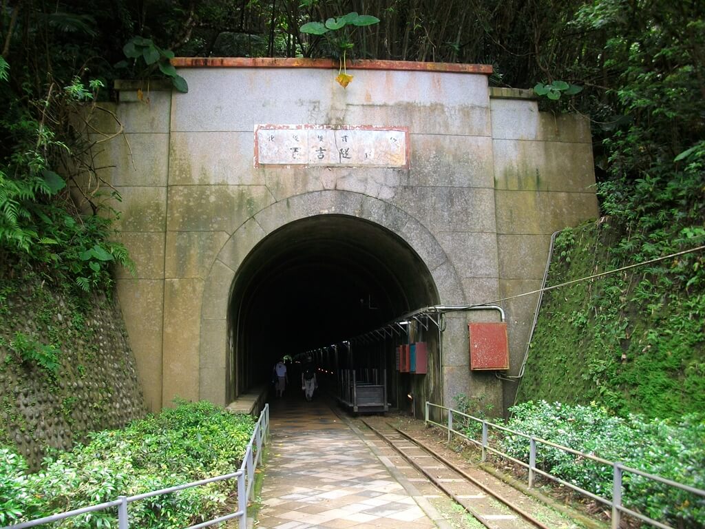 舊百吉隧道的圖片：輕便鐵路及台車有一部分就在舊百吉隧道外