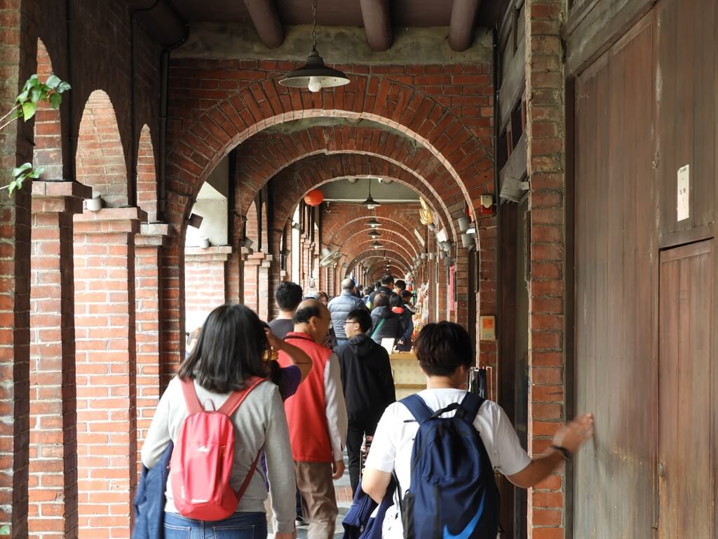 三峽老街（新北市）的圖片：紅磚拱形走廊逛街人潮（123657359）