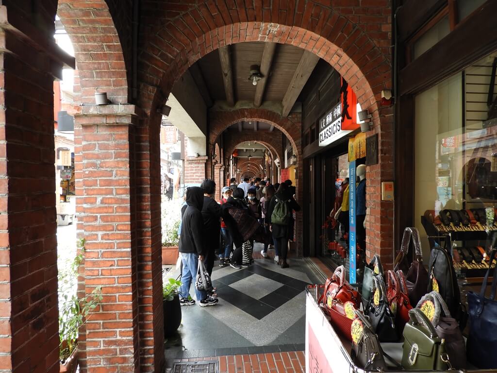 三峽老街（新北市）的圖片：紅磚拱形走廊逛街人潮（123657361）