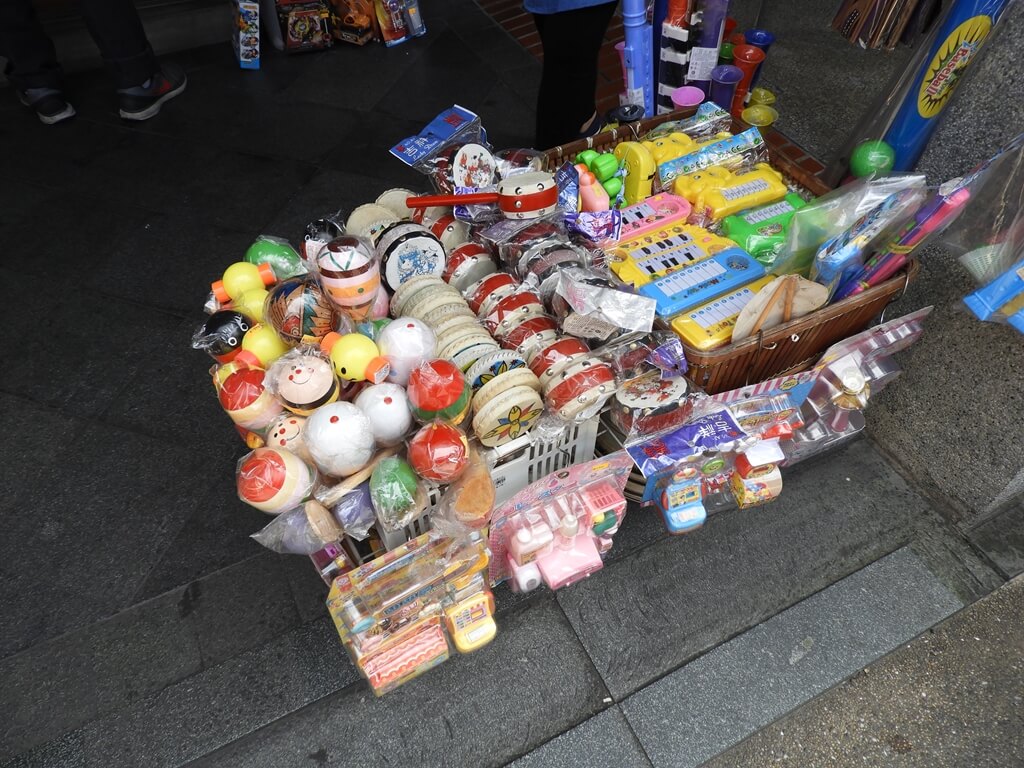 三峽老街（新北市）的圖片：擺在地上販售的童玩