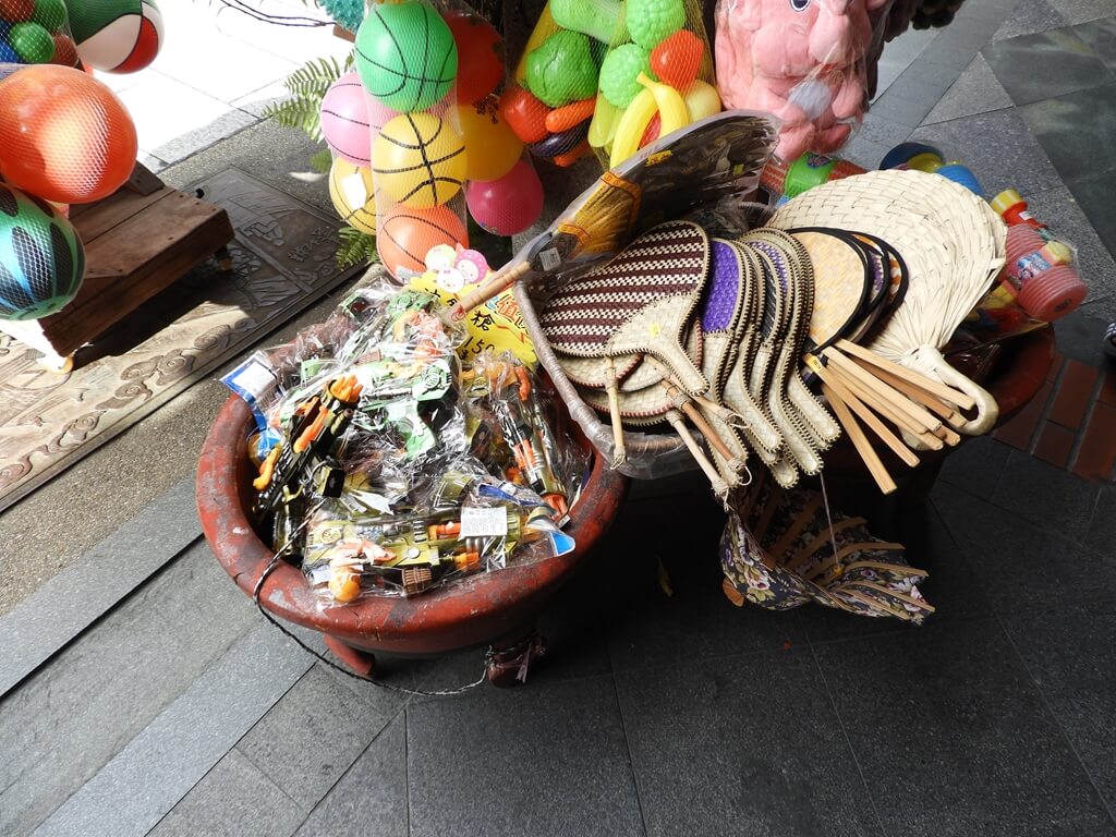 三峽老街（新北市）的圖片：玩具槍、塑膠球、竹扇子