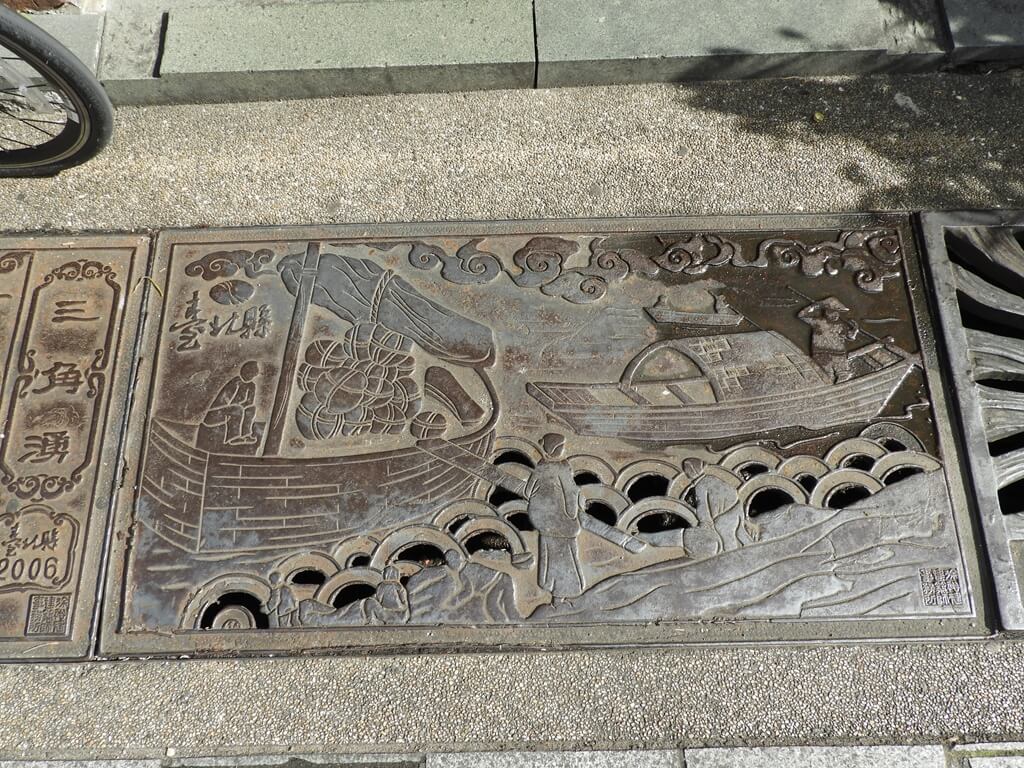 三峽老街（新北市）的圖片：三角湧、划船運貨鐵製水溝蓋