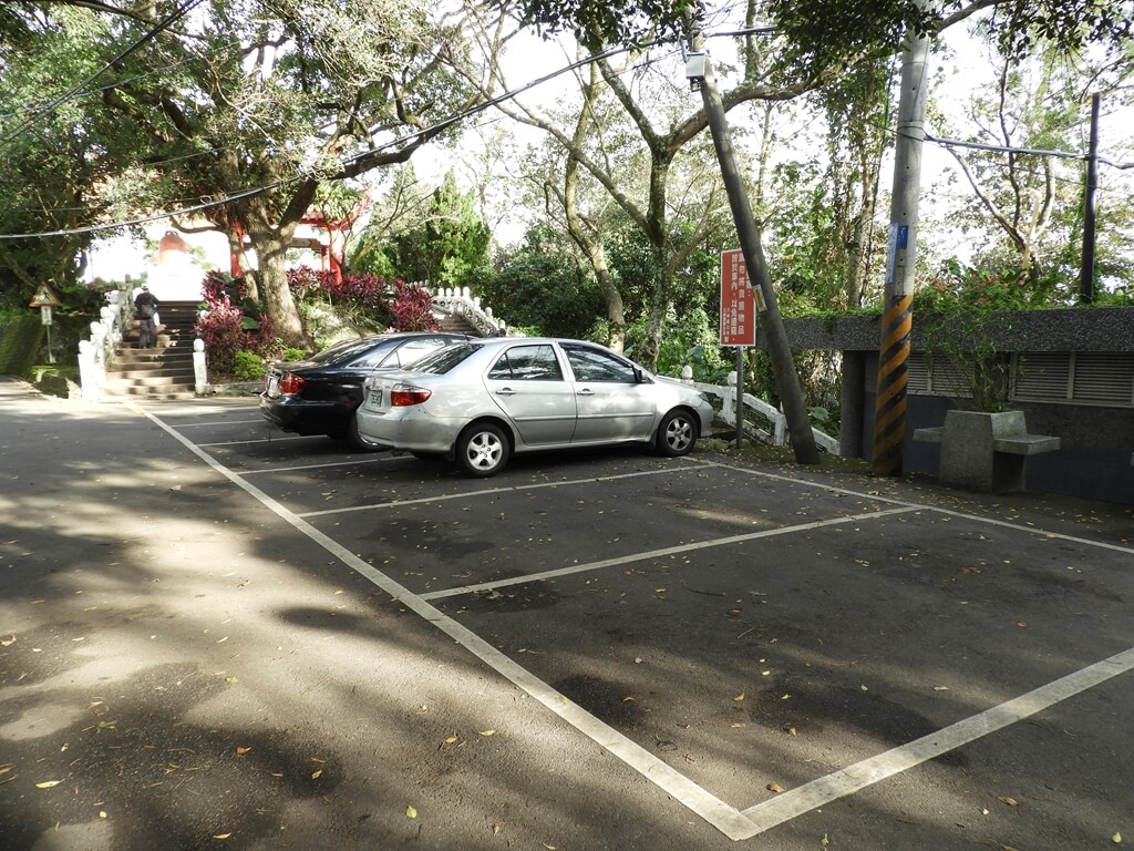 鳶山風景區的圖片：鳶山公園旁的汽車停車格