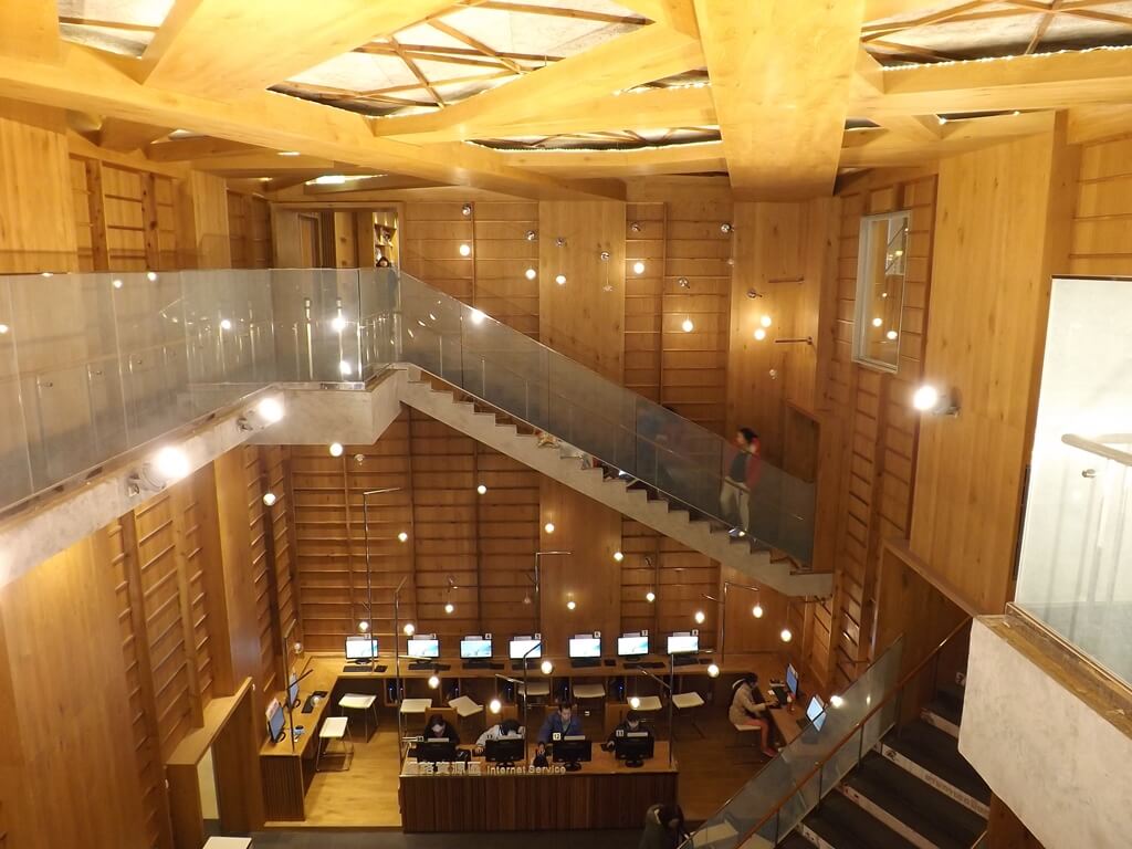 桃園市立圖書館龍岡分館的圖片：極為優美的木製內裝