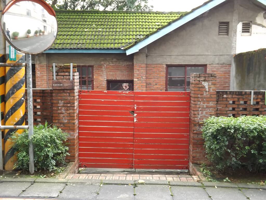 中壢光影電影館（原桃園光影電影一館）的圖片：馬祖新村老房子的紅色大門